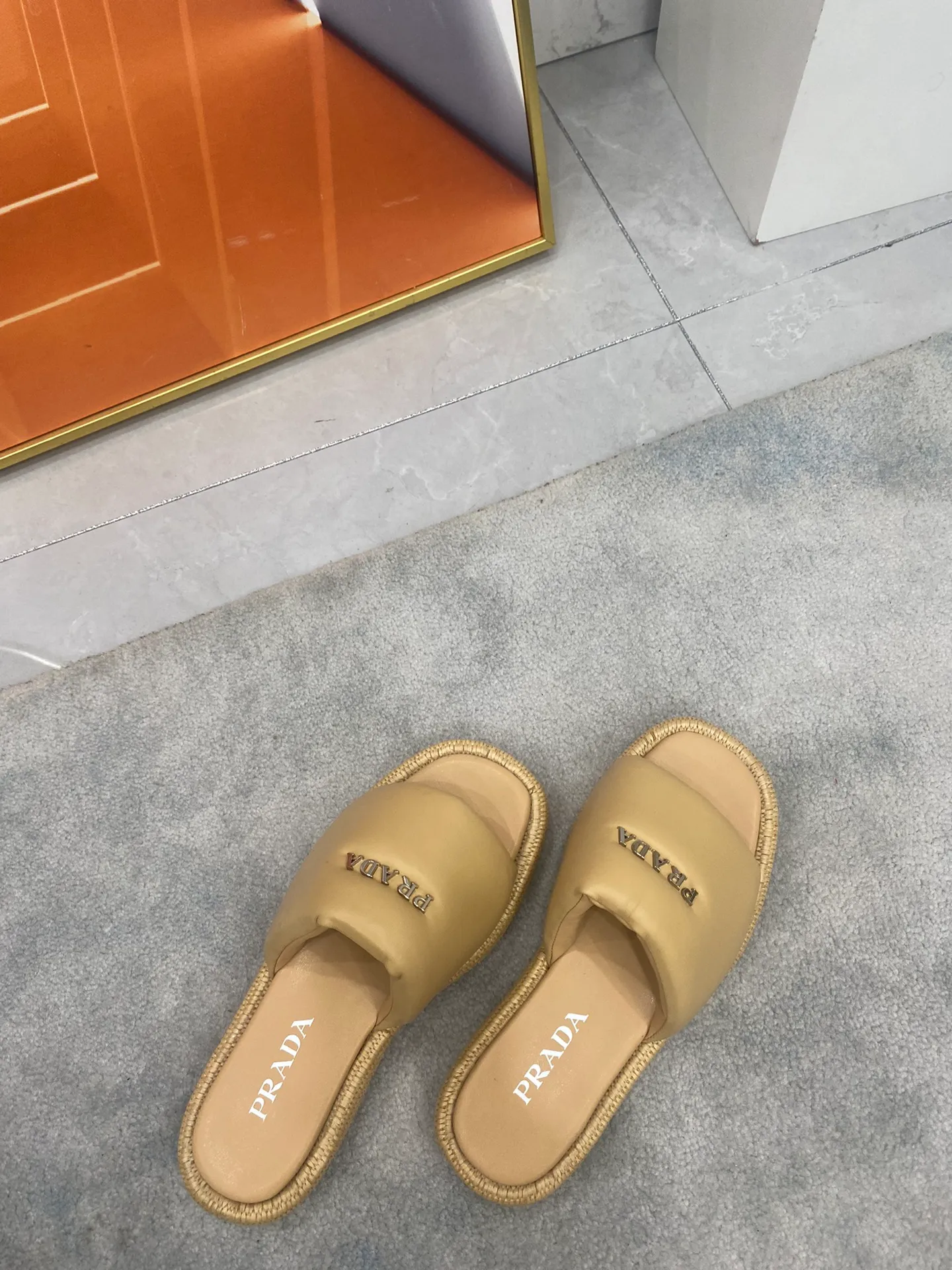 👟👟Ex-factory price 500👟👟 PRADA 2024 [Fireworks] [Fireworks] Popular straw woven series, a must-have slipper for lazy people, it looks so good on the feet. I love this hand-woven one. The upper is mixed sheepskin, and the outsole is made of imported raffia bag, ultra-light TPU, code number 5-41,